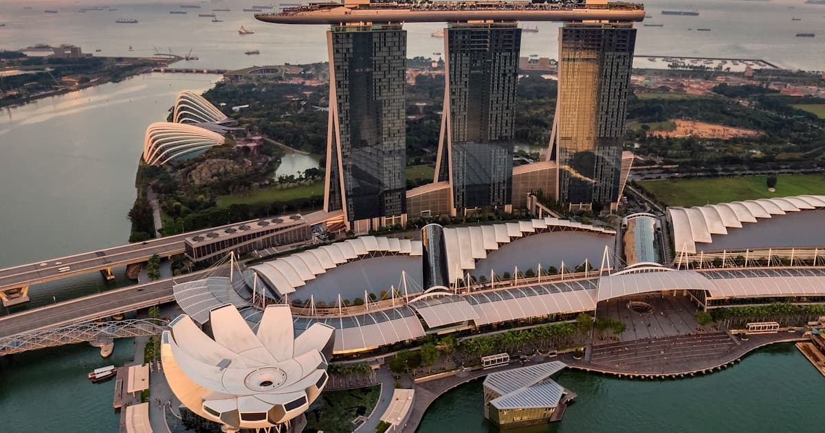 Singapore financial district skyline with cloud computing infrastructure icons representing Oracle Cloud adoption across APAC enterprises